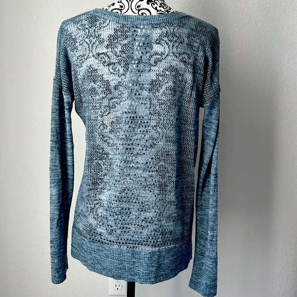 lululemon sweater. Light and super cute detail. Size XS with size tag attached - Picture 4 of 6